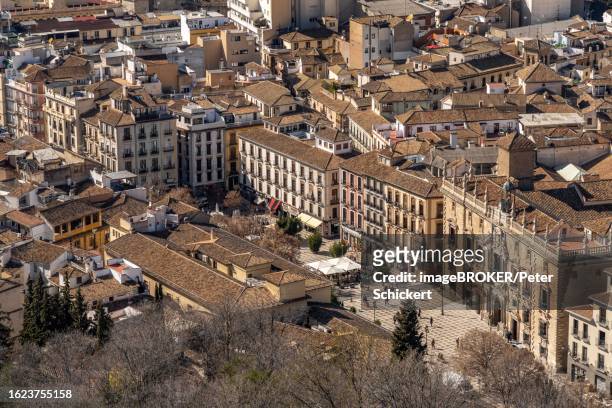 view of the plaza nueva square in the old town of granada, andalusia, spain - granada provincia de granada stock pictures, royalty-free photos & images