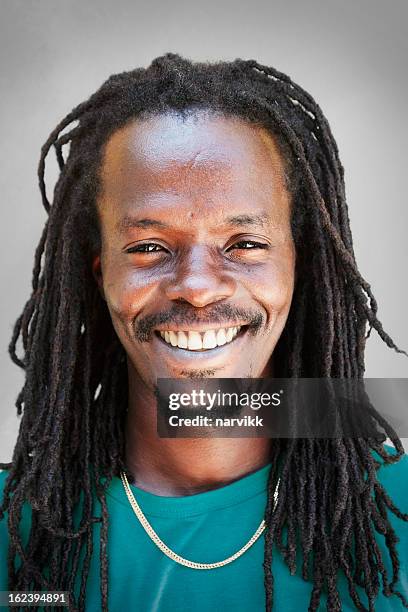 portrait of jamaican man - jamaicaanse etniciteit stockfoto's en -beelden