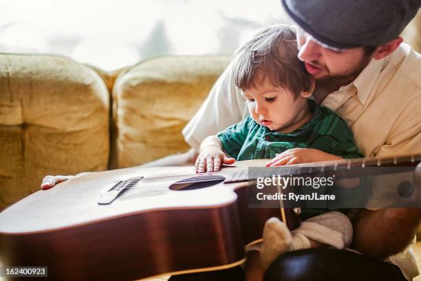 vater lehre kleinkinder spielen instrument - vater sohn musik stock-fotos und bilder