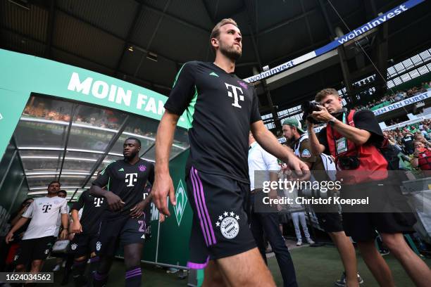 Harry Kane of Bayern enters the pitch to warm up during the Bundesliga match between SV Werder Bremen and FC Bayern München at Wohninvest...