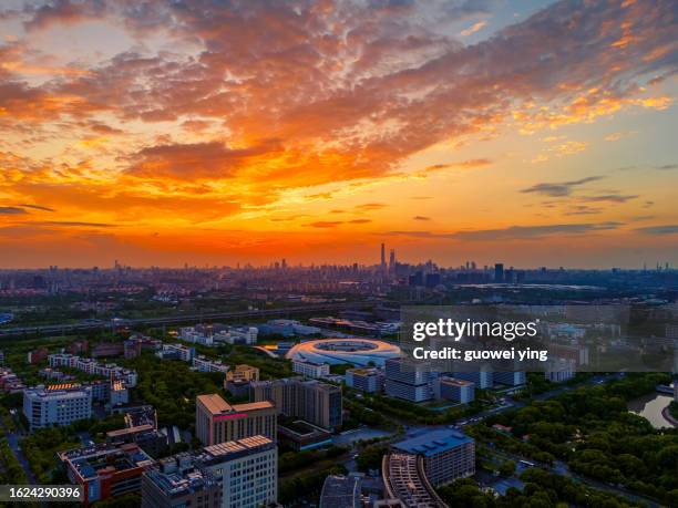 shanghai city skyline and clouds at sunset - 上海 fotografías e imágenes de stock