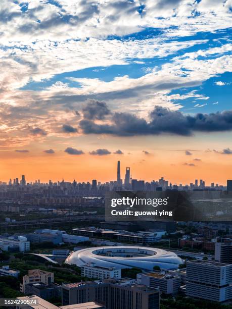 shanghai city skyline and clouds at sunset - 上海 stock pictures, royalty-free photos & images