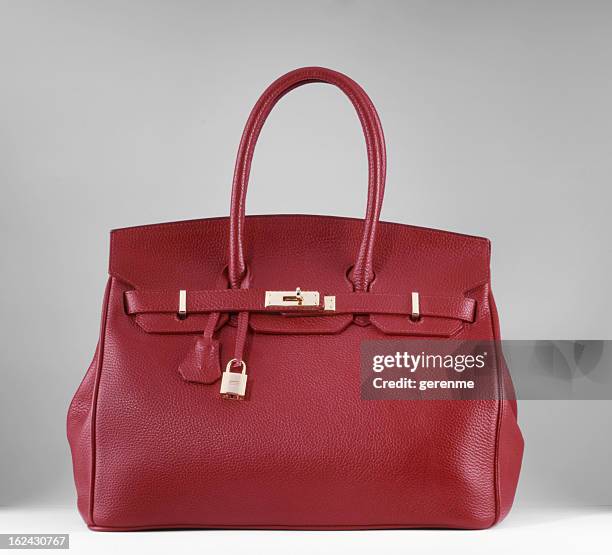 bolsa de diseñador - bolso rojo fotografías e imágenes de stock