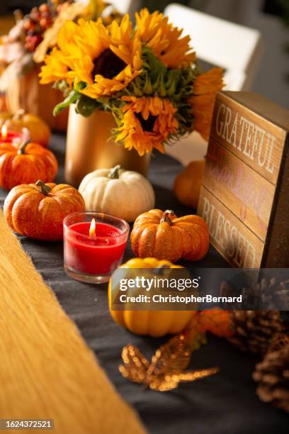 thanksgiving dining table decor - table runner on table stock pictures, royalty-free photos & images