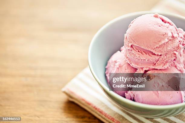 ice cream - aardbeienijs stockfoto's en -beelden