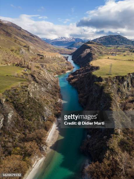 aerial view of the kawarau river and gorge in new zealand - queenstown fotografías e imágenes de stock