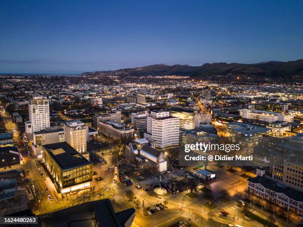 christchurch city center at nightfall in new zealand - christchurch stockfoto's en -beelden