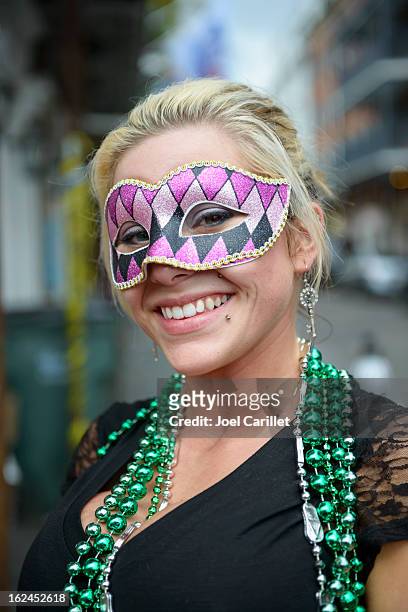 mardi gras mädchen mit grünen perlen und karneval maske - new orleans mardi gras stock-fotos und bilder