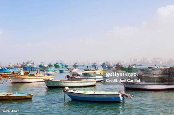 small fishing boats in the harbor in alexandria, egypt - buitenboordmotor stockfoto's en -beelden