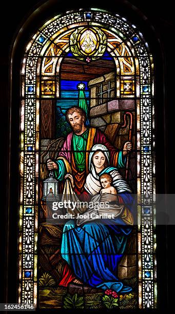 joseph, mary, and baby jesus in stained glass - stained glass stockfoto's en -beelden