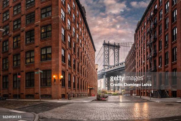 manhattan bridge seen from dumbo, brooklyn, new york city, usa - brooklyn street stockfoto's en -beelden