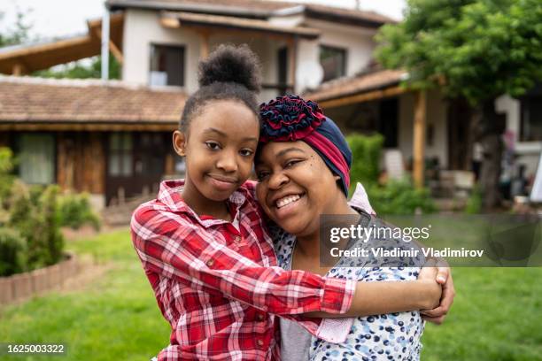 ritratto di madre e daugher - cultura giamaicana foto e immagini stock