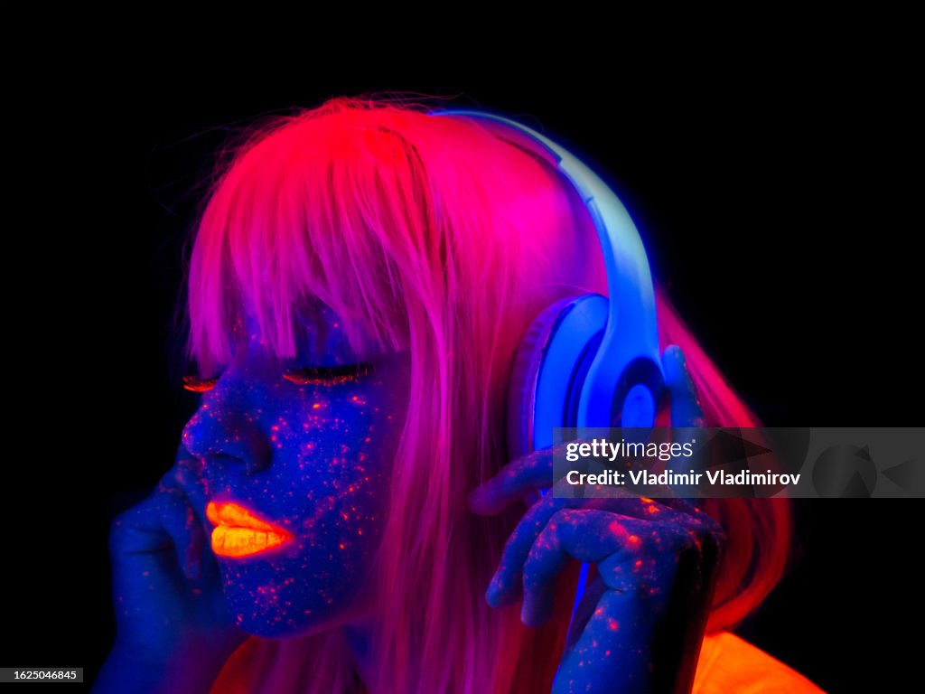 Retrato de uma mulher futurista usando fones de ouvido com luz neon