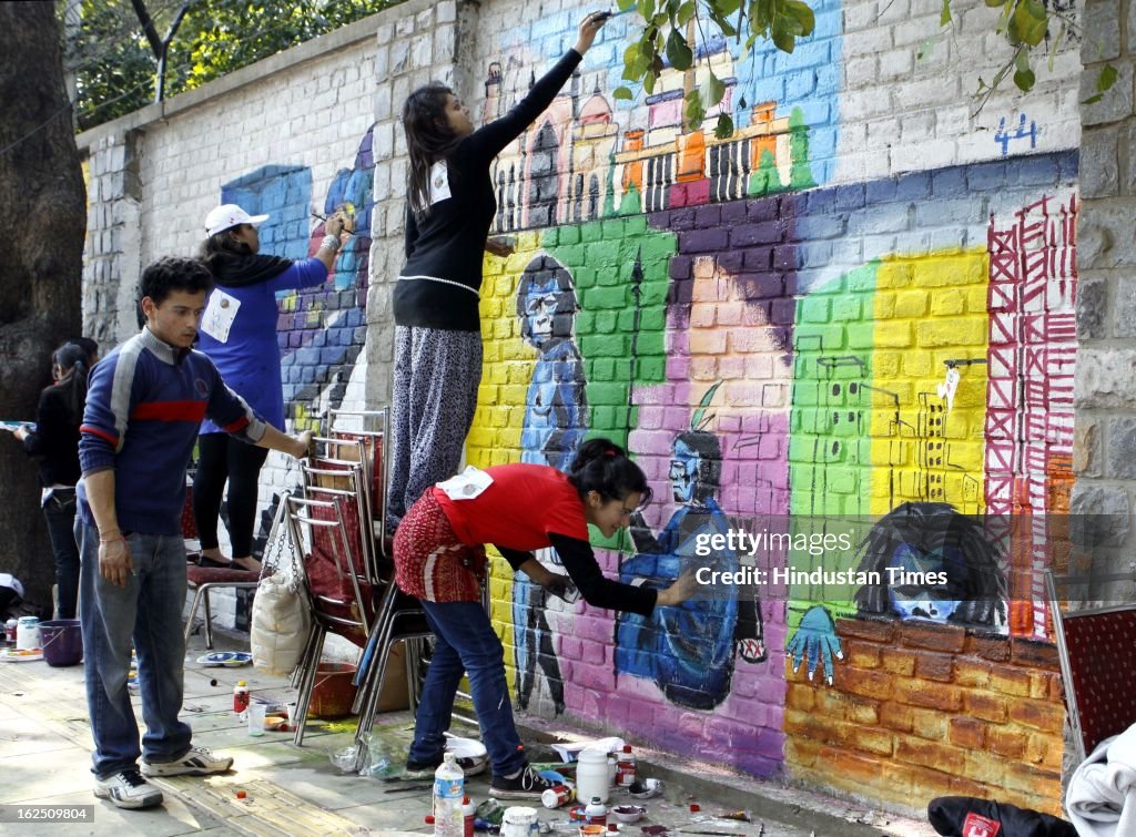 Delhi University Students And NGO Volunteers Making Graffiti