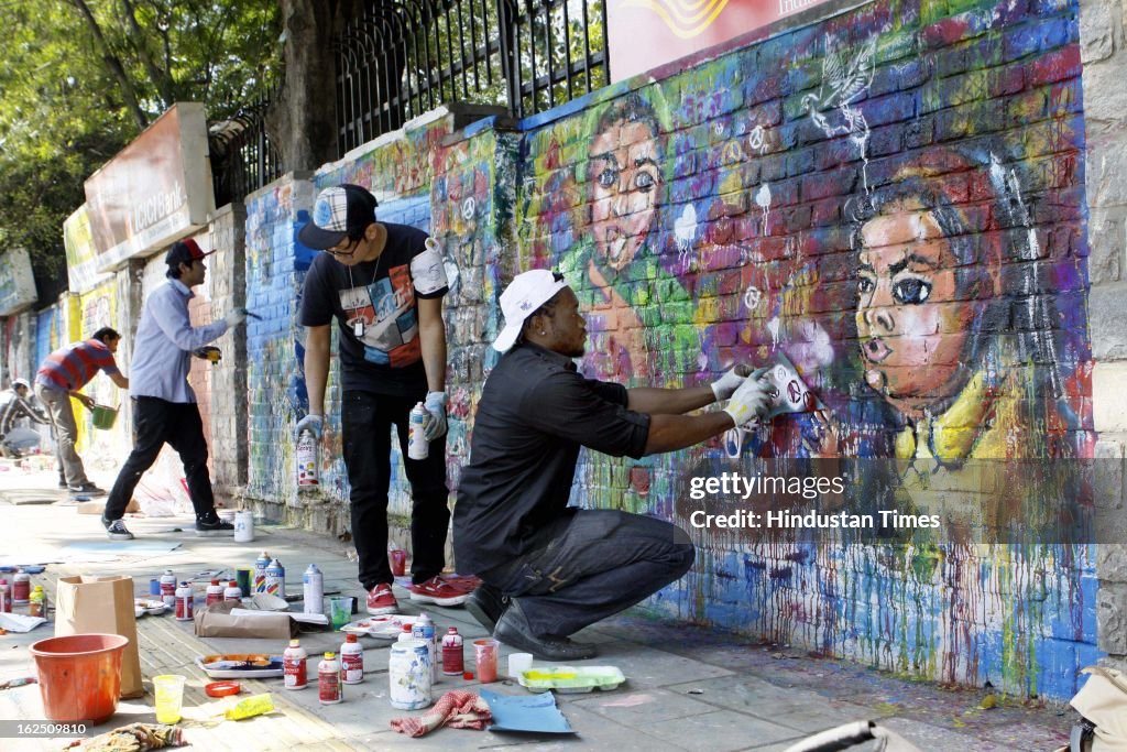 Delhi University Students And NGO Volunteers Making Graffiti