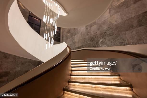 looking up at the steps of the spiral staircase - spiral staircase stockfoto's en -beelden