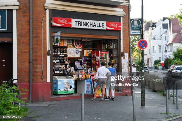 kiosk (trinkhalle) in düsseldorf oberkassel. - kiosk stock-fotos und bilder