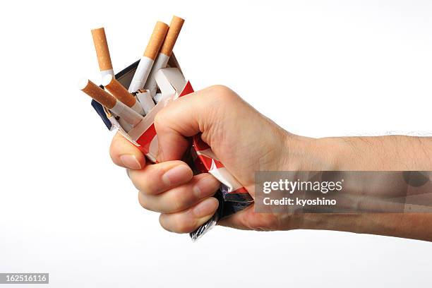isolierte schuss von broken zigaretten auf weißem hintergrund - cigarettes stock-fotos und bilder