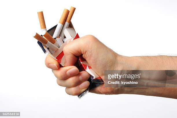 isolé photo de cigarettes sur fond blanc cassé - crushed photos et images de collection