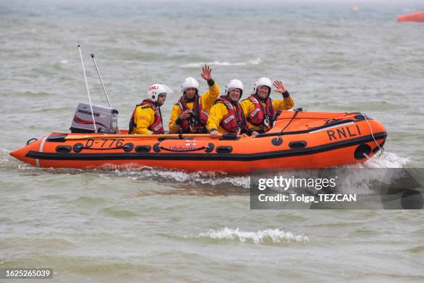 rnli team in eastbourne, uk - rettungsboot stock-fotos und bilder