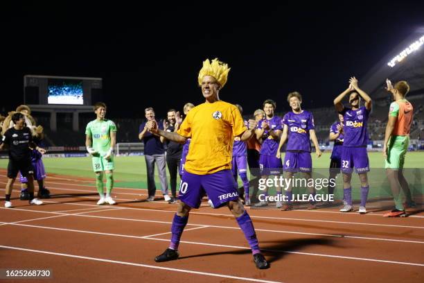 Sanfrecce Hiroshima players celebrate their victory after the J.LEAGUE Meiji Yasuda J1 24th Sec. Match between Sanfrecce Hiroshima and Kawasaki...