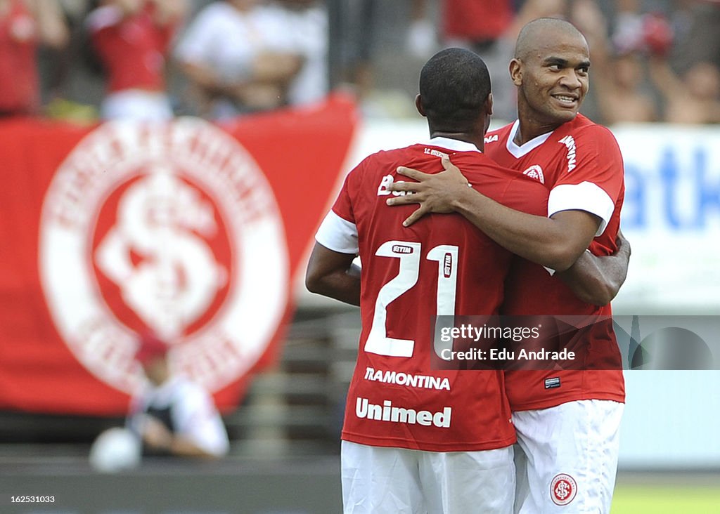 Internacional v Gremio - Gaúcho Championship 2013