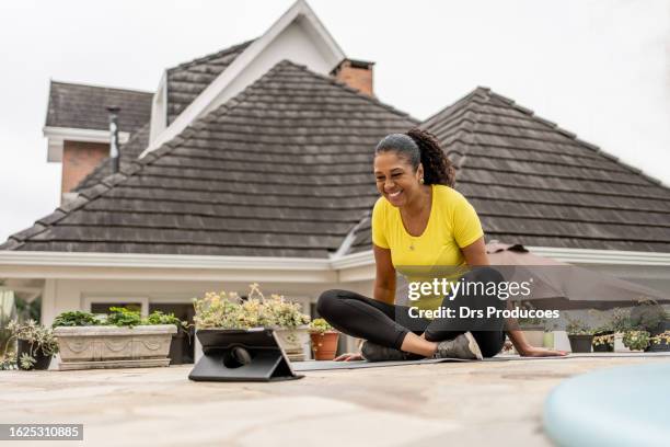 black woman doing physical exercise online - atividade stock pictures, royalty-free photos & images