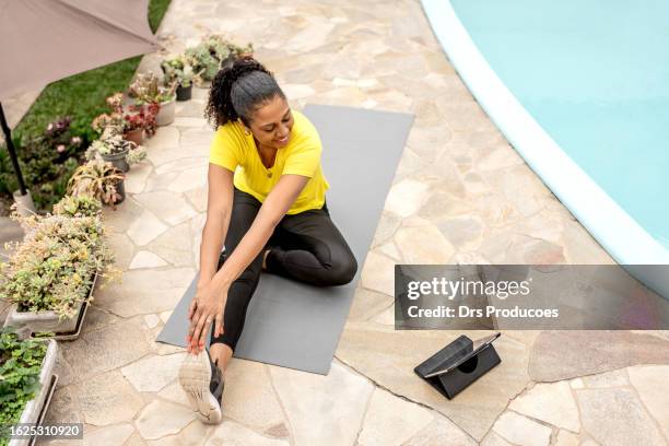 black woman doing physical exercise online - atividade bildbanksfoton och bilder