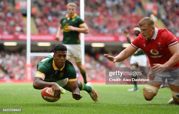 Canan Moodie of South Africa scores their sides second try during the Summer International match between Wales and South Africa at Principality...