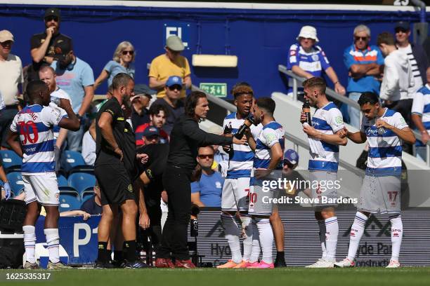 Queens Park Rangers manager Gareth Ainsworth talks to his players during the Sky Bet Championship match between Queens Park Rangers and Ipswich Town...