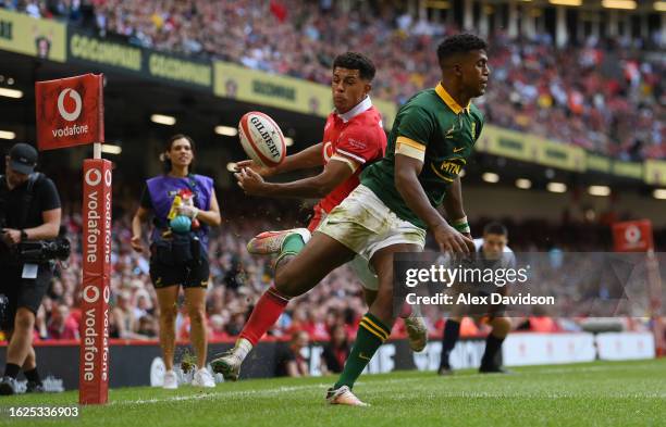 Canan Moodie of South Africa attempts to catch the ball as Rio Dyer of Wales throws the ball into touch resulting in a yellow card and penalty try...