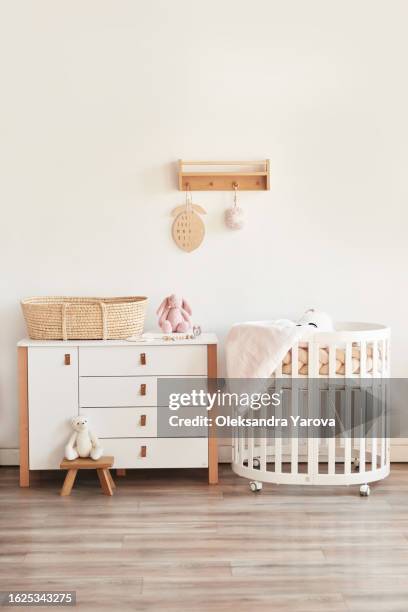 nursery room. bedroom with bed and chest of drawers. children's accessories. playroom - nursery bedroom stockfoto's en -beelden