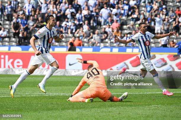 August 2023, Berlin: Soccer: 2nd Bundesliga, Hertha BSC - SpVgg Greuther Fürth, Matchday 4, Olympiastadion. Hertha's Haris Tabakovic , Fürth...