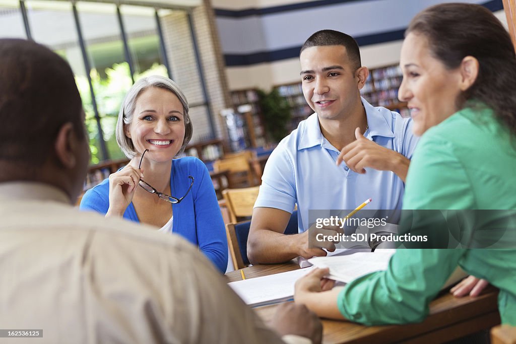 Gruppe von Erwachsenen studieren in Bibliothek Weiterbildung