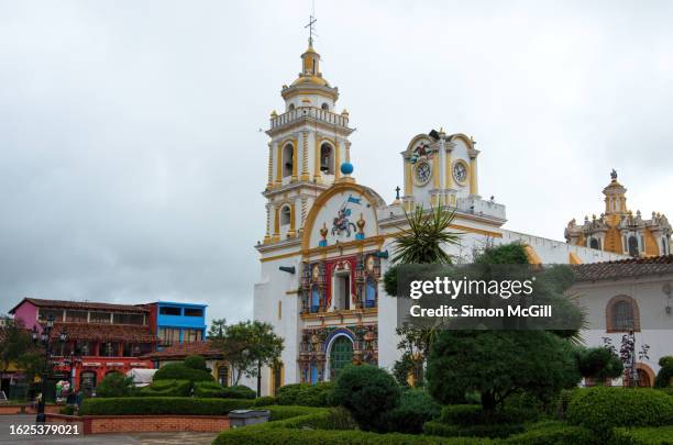 parroquia de santiago apóstol [parish of st. james the apostle], chignahuapan, puebla, mexico - chignahuapan stock pictures, royalty-free photos & images