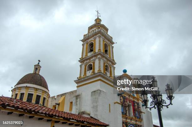 parroquia de santiago apóstol [parish of st. james the apostle], chignahuapan, puebla, mexico - chignahuapan stock pictures, royalty-free photos & images