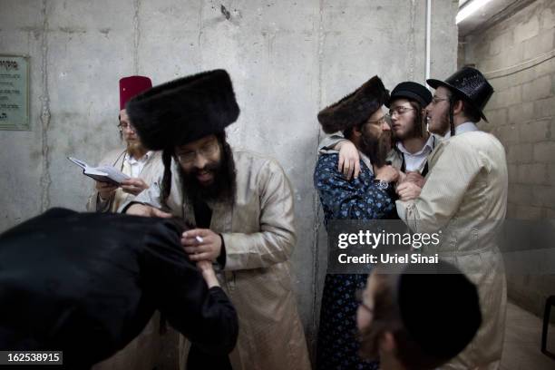 Hasidic Ritual Lelov Hasidic Photos and Premium High Res Pictures - Getty Images