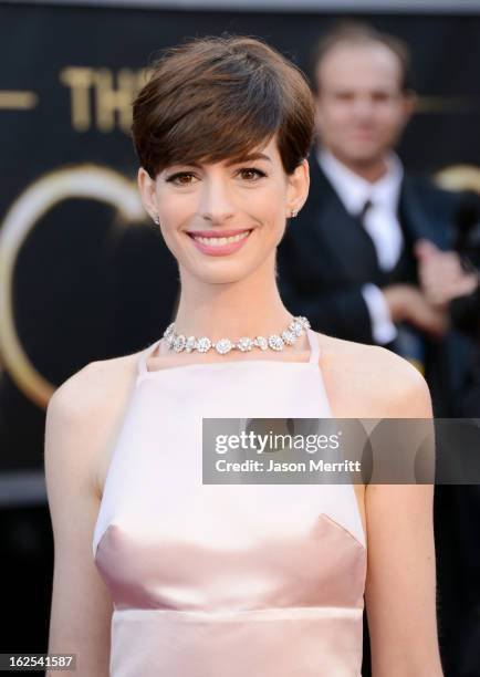 Actress Anne Hathaway arrives at the Oscars at Hollywood & Highland Center on February 24, 2013 in Hollywood, California.