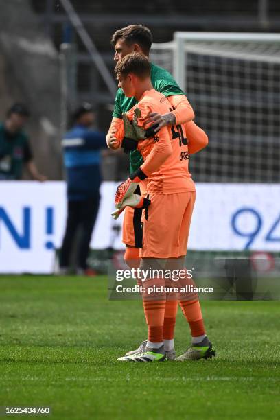 August 2023, Berlin: Soccer: 2nd Bundesliga, Hertha BSC - SpVgg Greuther Fürth, Matchday 4, Olympiastadion. Fürth goalkeeper Jonas Urbig is hugged...