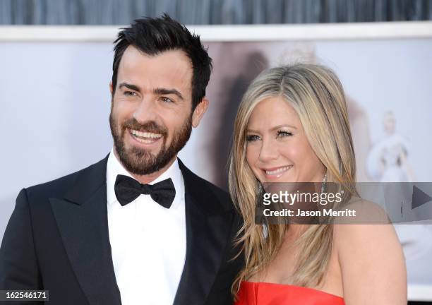 Actors Justin Theroux and Jennifer Aniston arrive at the Oscars at Hollywood & Highland Center on February 24, 2013 in Hollywood, California.