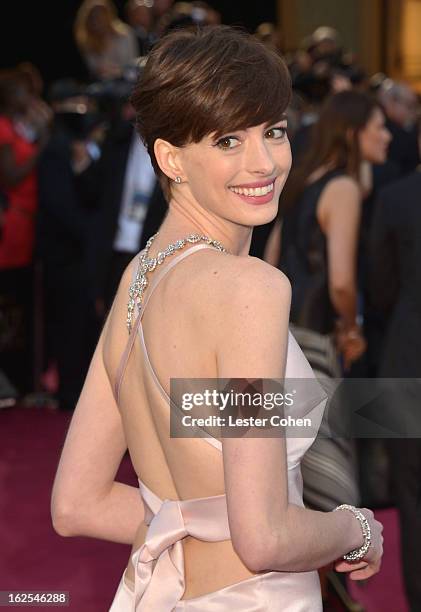 Actress Anne Hathaway, wearing Giorgio Armani, arrives at the Oscars at Hollywood & Highland Center on February 24, 2013 in Hollywood, California.