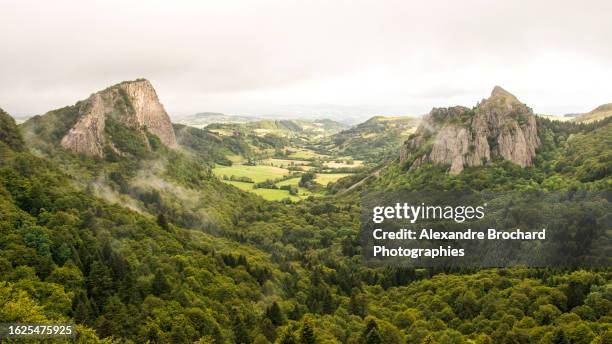 viewpoint roches tuilière et sanadoire - puy de dome photos et images de collection