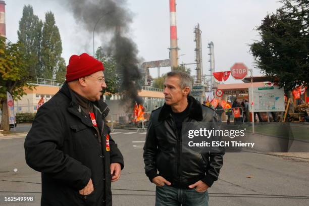 Refineries On Strike Against Pensions Reform. Grandpuits-Bailly-Carrois , lundi 18 octobre 2010 : piquet de grève devant la raffinerie de Grandpuits....