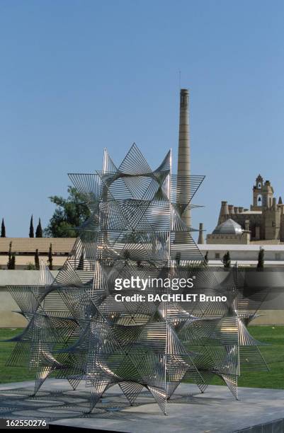 Universal Exposition Of Seville 1992 Art Works In The Expo. En Espagne, dans le parc de l'Exposition Universelle de Seville 1992, une sculpture...