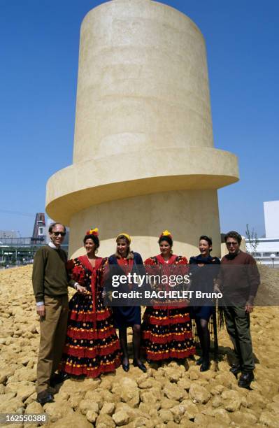 Universal Exposition Of Seville 1992 Luchino And Victorio, Creators Of The 900 Outifits For The Staff. Dans le parc de l'exposition, devant une...
