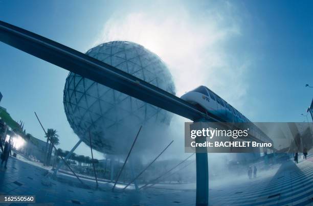 Universal Exposition Of Seville 1992 Biosphere. A l'exposition Universelle de Seville, vue générale de la BIOSPHERE climatique envoyant des jets de...