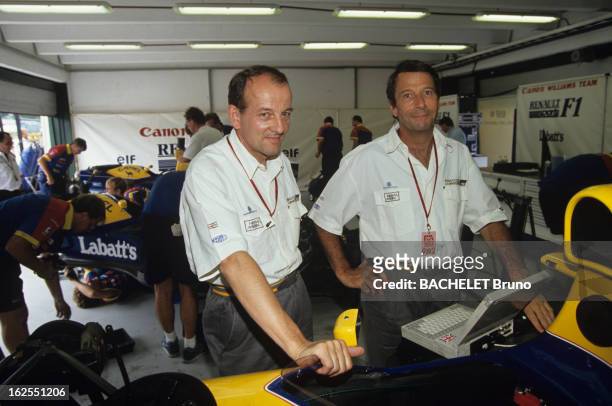 Grand Prix Of Hungary: Pilot Nigel Mansell Becomes F1 World Champion. A Budapest sur le circuit du Hungaroring, sur le stand de l'écurie WILLIAMS...