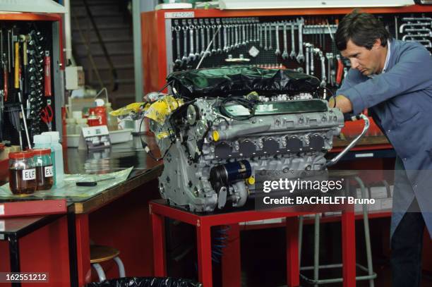 The Williams-Renault Racing Team. Dans l'atelier de Viry -Châtillon, un mécanicien travaillant sur la construction du moteur RS 3 atmosphérique 3...