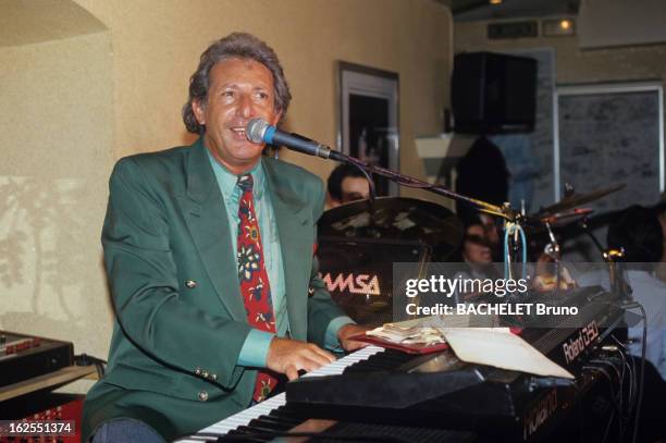 Mardel Guy, Owner Of The Restaurant "Chorus Cafe" In Paris. A Paris, dans son restaurant le 'Chorus Café', Guy MARDEL, en costume cravate, MARDEL...