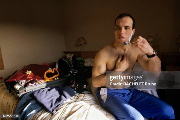 Rendezvous With Alain Feutrier, French Skier. En Montagne, dans son chalet, le skieur Alain FEUTRIER torse nu se rasant assis sur le lit de sa...